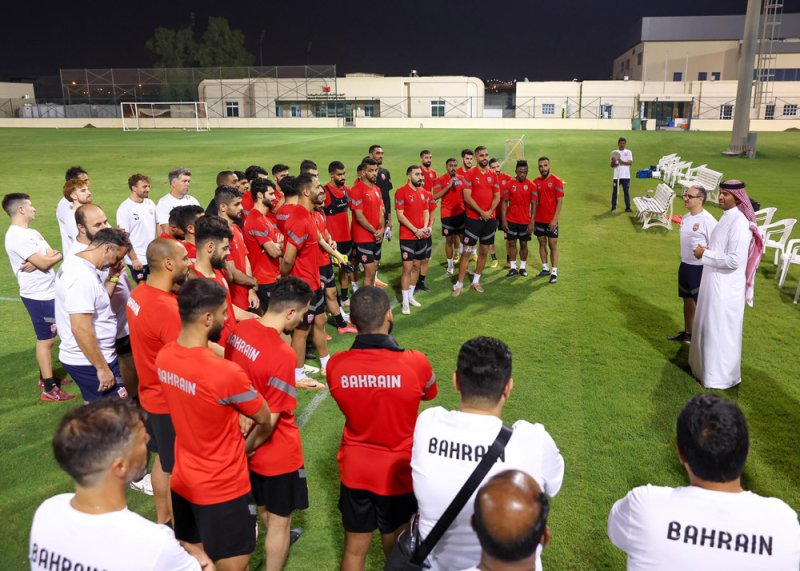 علي بن خليفة يشهد تدريب المنتخب الوطني الأول