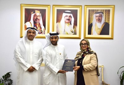 وزيرة الصحة تستقبل عدد من الباحثين وتتسلم نسخًا من أطروحاتهم العلمية