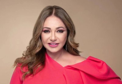 ليلى علوي تعود الى المسرح بالصندوق الأحمر في موسم الرياض