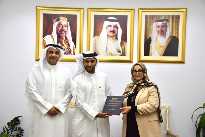 وزيرة الصحة تستقبل عدد من الباحثين وتتسلم نسخًا من أطروحاتهم العلمية