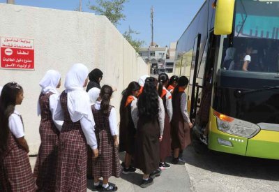 البلدية الجنوبية تقيم حملة الايكو باص التوعوي وتوزيع الشتلات بإبتدائية حفصة أم المؤمنين