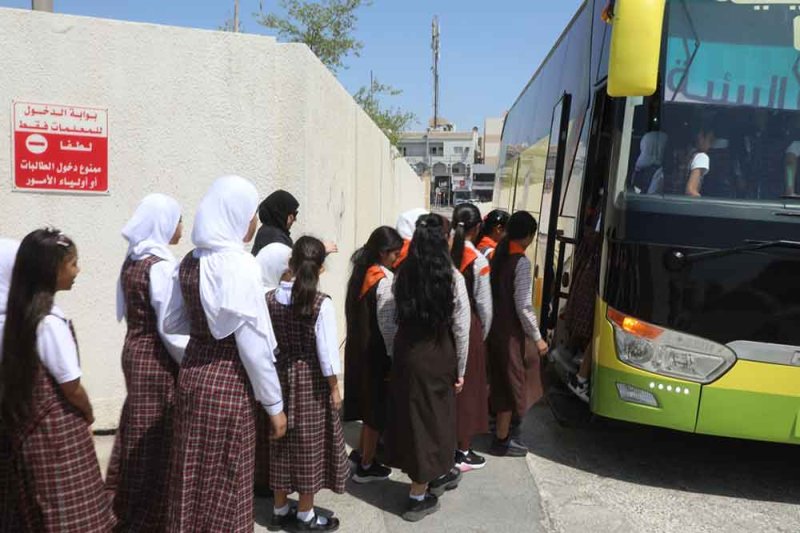 البلدية الجنوبية تقيم حملة الايكو باص التوعوي وتوزيع الشتلات بإبتدائية حفصة أم المؤمنين
