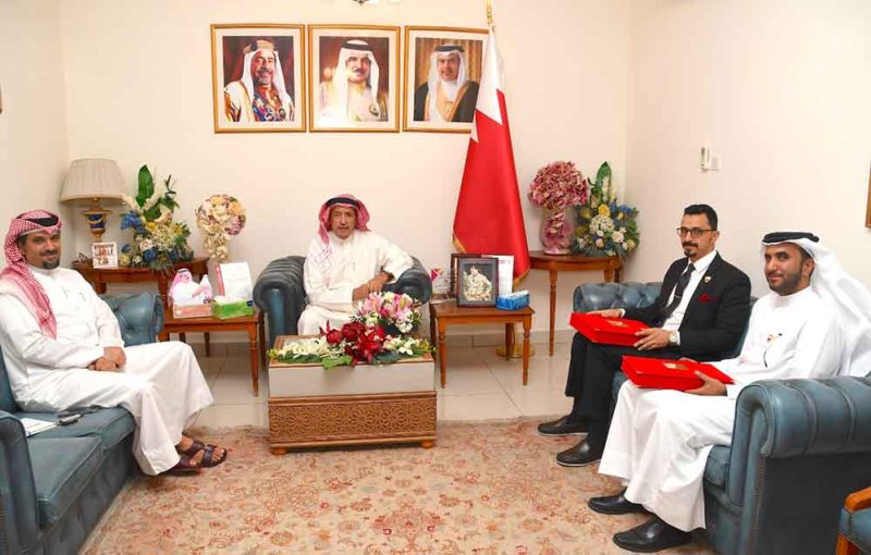 محافظ المحرق يشيد باهتمام الشباب البحريني بالمواضيع البحثية المميزة