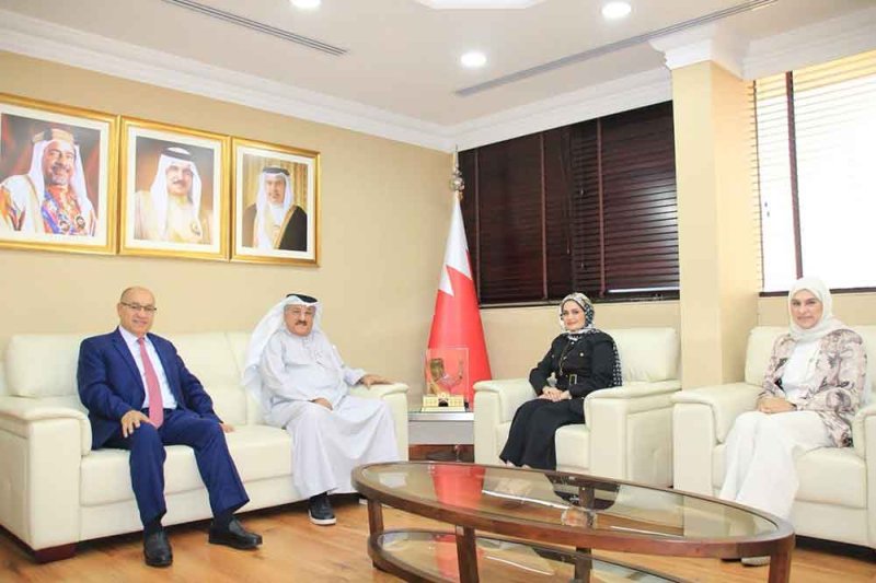 الأمين العام لمجلس التعليم العالي تطلع على الخطط المستقبلية للجامعة الأهلية 