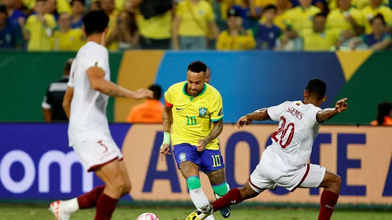 مدرب البرازيل يدافع عن نيمار: لا يمكن أن أتخلى عنه