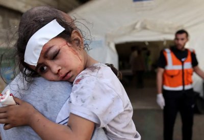 إسرائيل تقصف غزة وحماس تستهدف عسقلان.. ومقتل قائد الأمن الوطني بغارة على القطاع