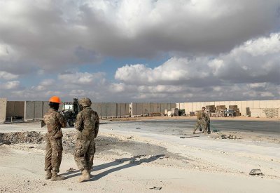 فصيل عراقي يتبنى الهجوم بالصواريخ على قاعدة عسكرية أمريكية في الأنبار