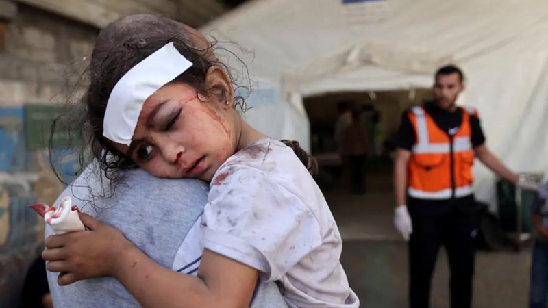 إسرائيل تقصف غزة وحماس تستهدف عسقلان.. ومقتل قائد الأمن الوطني بغارة على القطاع