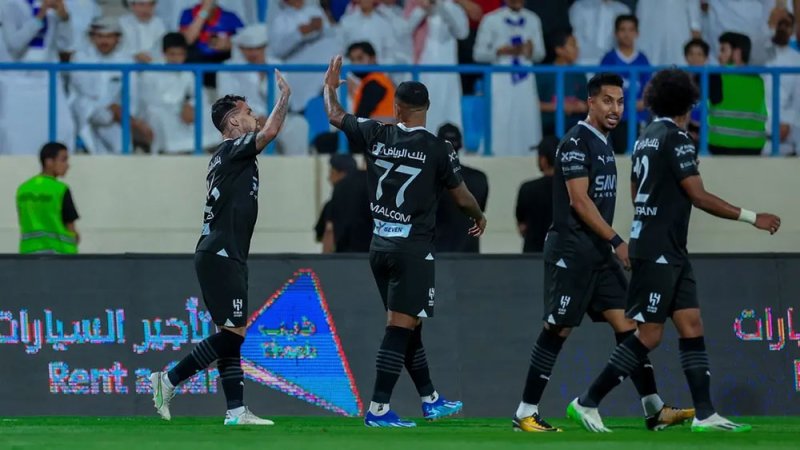 الهلال لتعزيز صدارته بنقاط الخليج