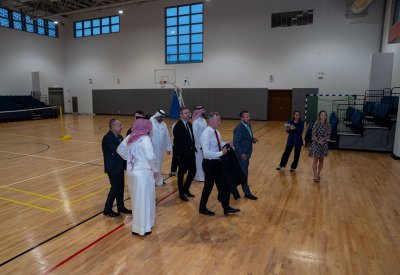 رئيس الاتحاد الدولي يجري زيارة تفقدية لمرافق الجامعة الامريكية بالبحرين
