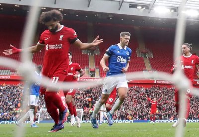 "الأفضل في التاريخ وإن كان سيئاً".. جماهير ليفربول تتغنى بصلاح