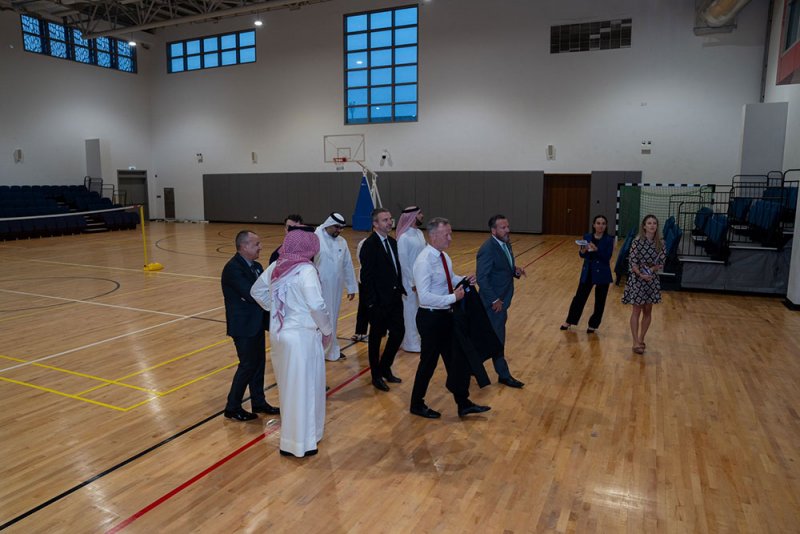 رئيس الاتحاد الدولي يجري زيارة تفقدية لمرافق الجامعة الامريكية بالبحرين