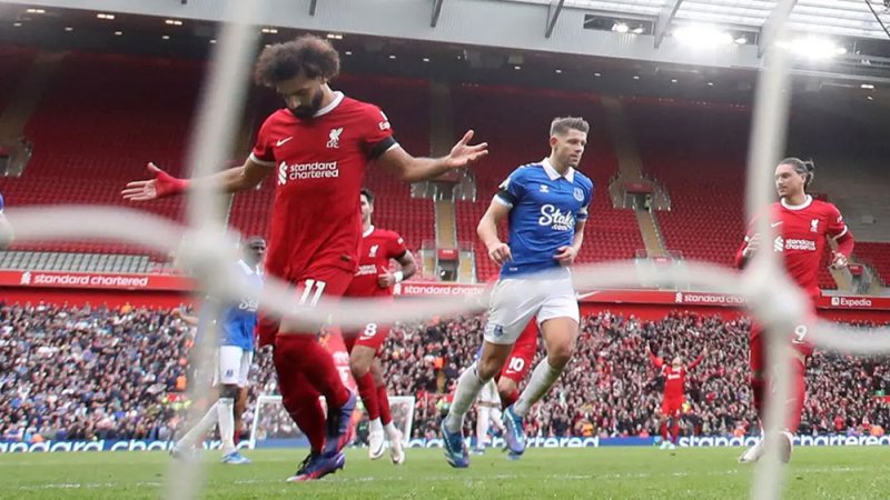 "الأفضل في التاريخ وإن كان سيئاً".. جماهير ليفربول تتغنى بصلاح