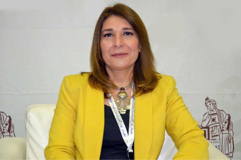 الكاتبة المصرية رشا سمير تسرد تجربتها في الصحافة والرواية في بيت عبد الزايد لتراث البحرين الصحفي