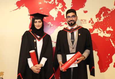 تفتخر المبرّة الخليفية بتخريج أول دفعة من طلبة الطب من الكلية الملكية للجراحين في أيرلندا - جامعة البحرين الطبية