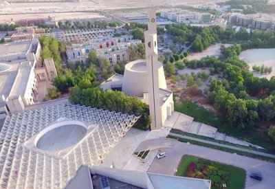 جامعة البحرين تزايد على بيع بضائع تحمل شعارها