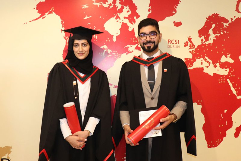 تفتخر المبرّة الخليفية بتخريج أول دفعة من طلبة الطب من الكلية الملكية للجراحين في أيرلندا - جامعة البحرين الطبية
