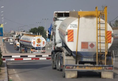 أولى الشاحنات المحّملة بالوقود تدخل قطاع غزة