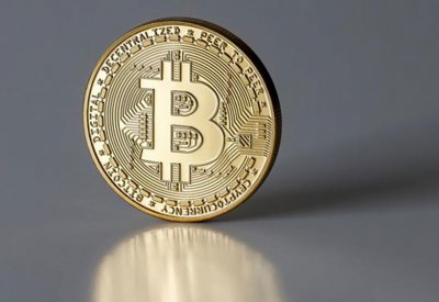 "بيتكوين" تتجه لتعزيز مكاسبها بعد ارتفاعات أسبوعية قوية