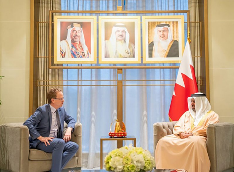 وزير المالية يستقبل سفير كندا لدى البحرين