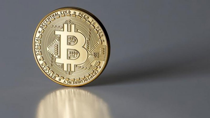"بيتكوين" تتجه لتعزيز مكاسبها بعد ارتفاعات أسبوعية قوية