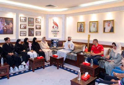 طلبة التربية الرياضية بجامعة البحرين يزورون اللجنة الأولمبية