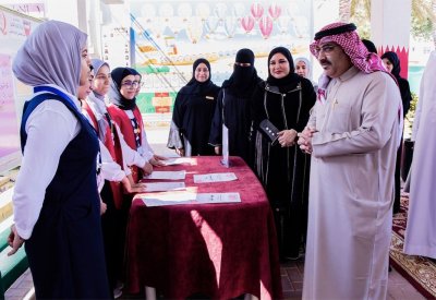 وزير التربية والتعليم يزور مدرسة جدحفص الثانوية للبنات