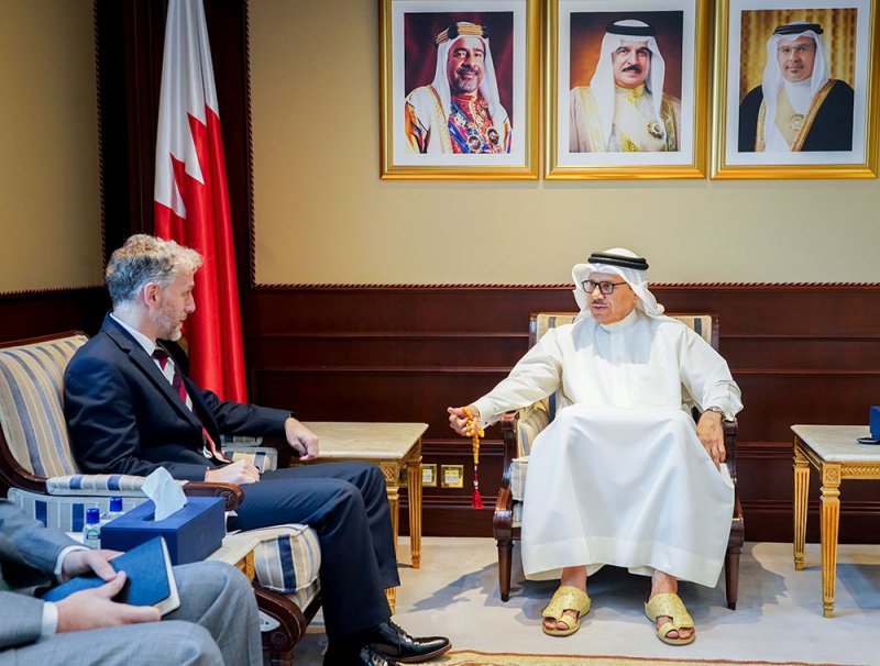 وزير الخارجية يستقبل سفير المملكة المتحدة لدى مملكة البحرين 