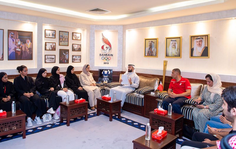 طلبة التربية الرياضية بجامعة البحرين يزورون اللجنة الأولمبية