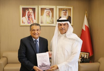 وكيل شئون الجنسية يتسلم نسخة من كتاب " النخبة التجارية البحرينية في الهند"