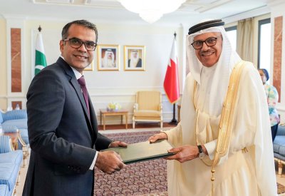 وزير الخارجية يتسلم نسخة من أوراق اعتماد سفير باكستان