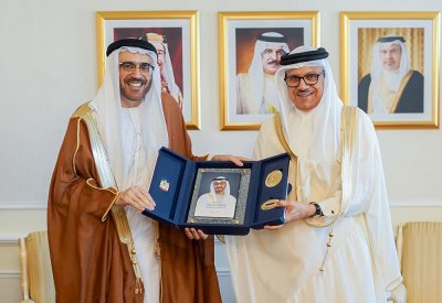 وزير الخارجية يستقبل نائب رئيس مجلس أمناء مركز الإمارات للدراسات والبحوث الاستراتيجية