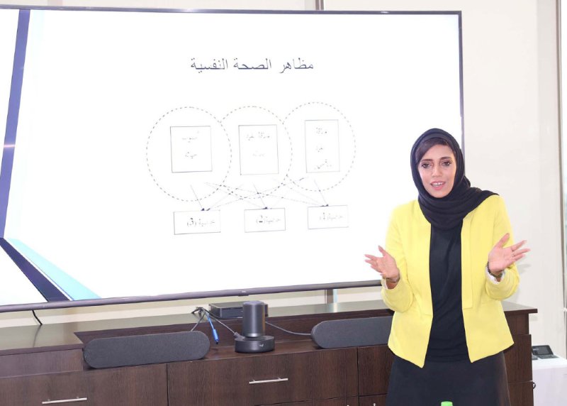 نسيم تحاضر لموظفي “البلاد”: “السوشال ميديا” خلقت نماذج مشوهة من الشخصيات المرضية