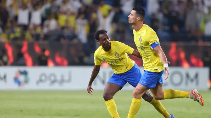 رونالدو يتألق في فوز النصر المثير على الدحيل