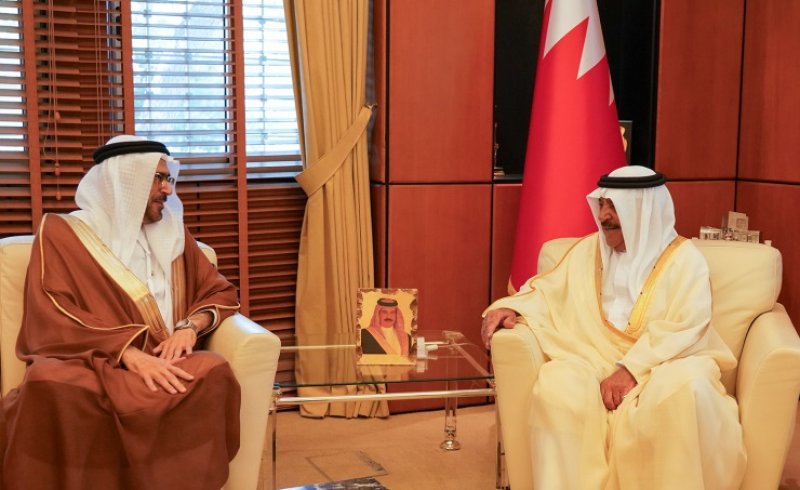 وزير الديوان الملكي يستقبل نائب رئيس مجلس أمناء مركز الإمارات للدراسات والبحوث الاستراتيجية
