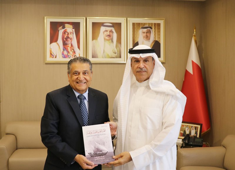 وكيل شئون الجنسية يتسلم نسخة من كتاب " النخبة التجارية البحرينية في الهند"