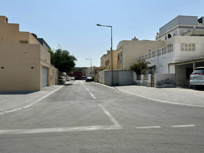 تحسين شبكة الطرق الداخلية بمجمع 805 في مدينة عيسى