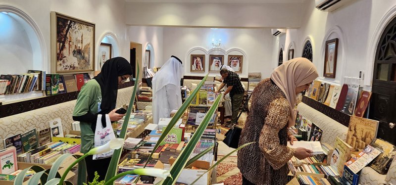 افتتاح معرض الكتب والمجلات النادرة بدار "العمامرة"