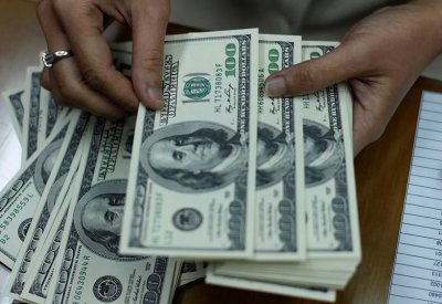 الدولار يرتفع بدفعة من بيانات أميركية قوية