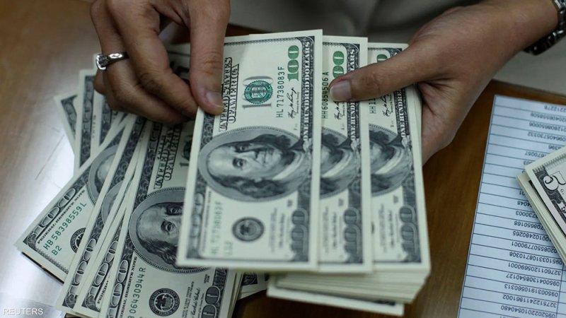الدولار يرتفع بدفعة من بيانات أميركية قوية