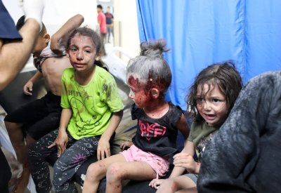 غزة تحت القصف الإسرائيلي.. دمار بمحيط مجمع الشفاء الطبي واستغاثات عقب عودة الاتصالات
