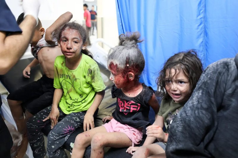 غزة تحت القصف الإسرائيلي.. دمار بمحيط مجمع الشفاء الطبي واستغاثات عقب عودة الاتصالات