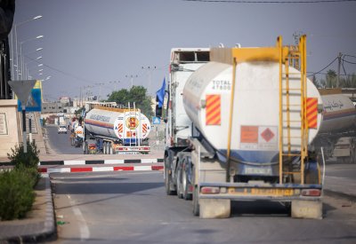 دخول أكبر دفعة مساعدات لغزة منذ بدء التصعيد.. ماذا تضمنت؟