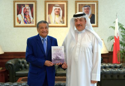 حميدان يتسلم نسخة من كتاب "النخبة التجارية البحرينية في الهند"