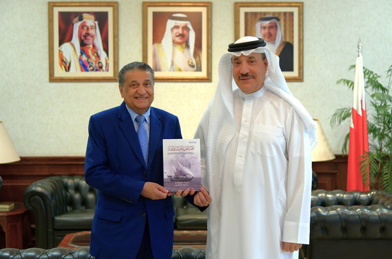 حميدان يتسلم نسخة من كتاب "النخبة التجارية البحرينية في الهند"