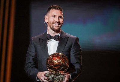 الأرجنتيني ميسي يتوج أفضل لاعب للمرة الثامنة في مسيرته