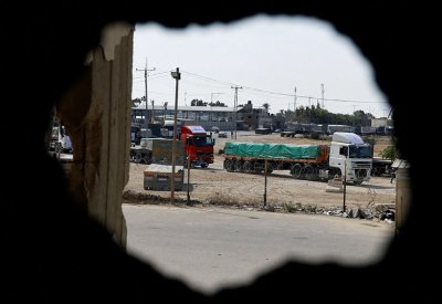 60 شاحنة مساعدات جديدة تمر عبر معبر رفح