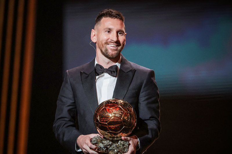 الأرجنتيني ميسي يتوج أفضل لاعب للمرة الثامنة في مسيرته