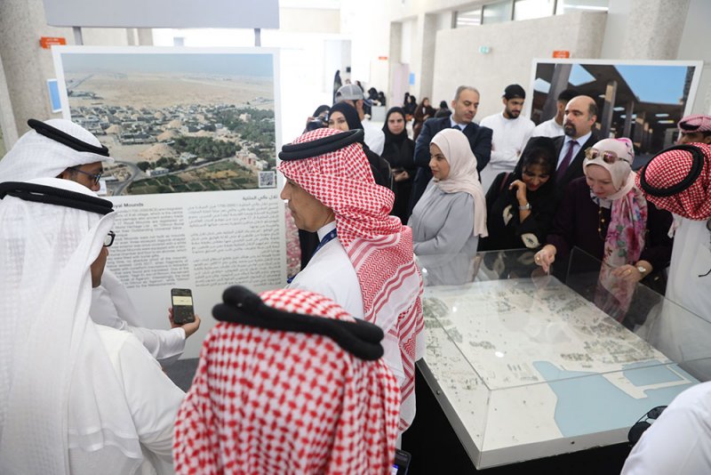 طلبة جامعة البحرين يتعرفون على معرض "ملامح من حضارة البحرين"