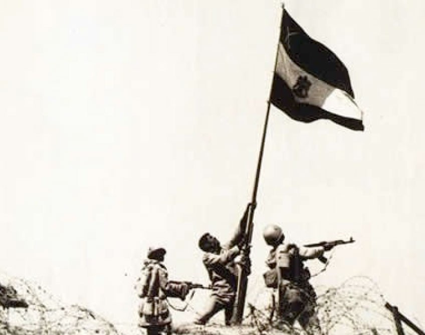 صورة محمد العباسي الشهيرة يوم أكتوبر 1973 وهو يرفع علم مصر بعد العبور